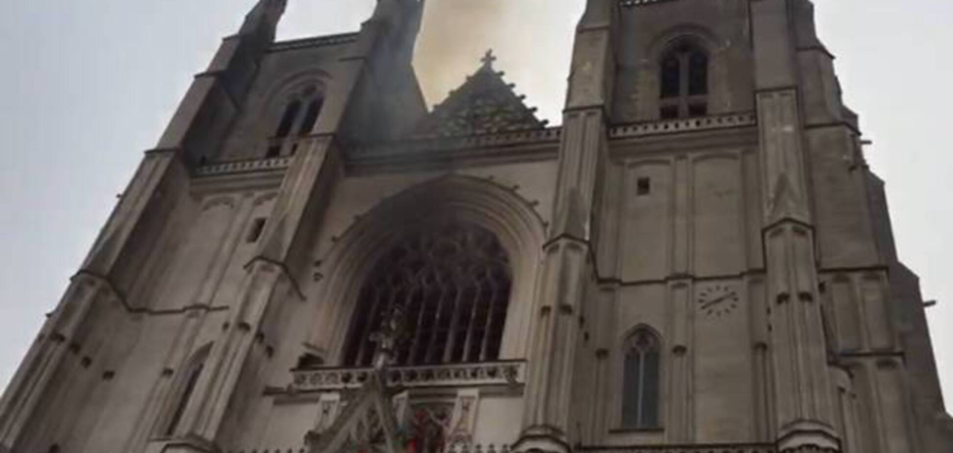 Во Франции загорелся собор святого Петра и Павла