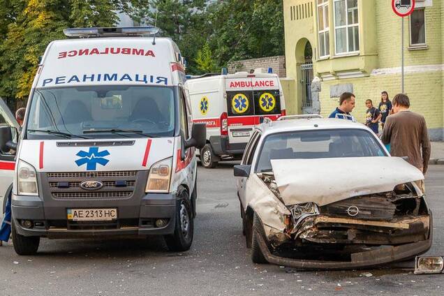 ДТП в Днепре: столкнулись Opel и скорая помощь