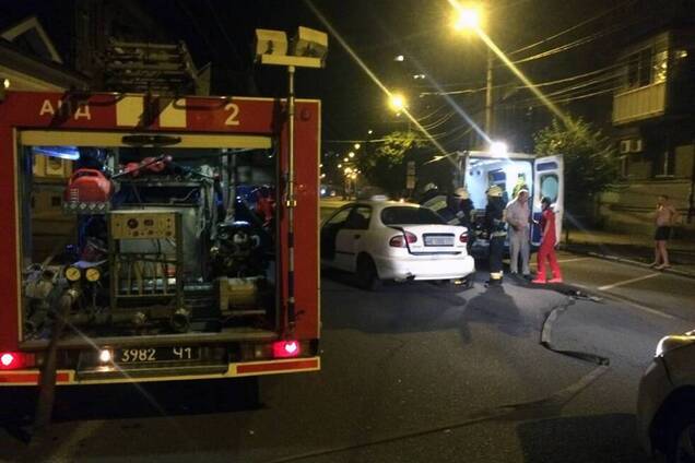 В центре Днепра столкнулись два авто: спасатели вырезали пострадавшего