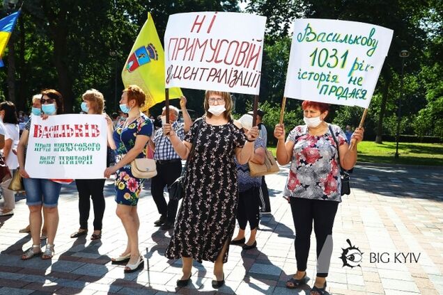 В Киеве под Раду принесли гроб из-за укрупнения районов области