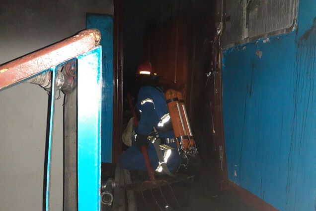 На Днепропетровщине из пожара в многоэтажке спасли мужчину. Фото с места ЧП