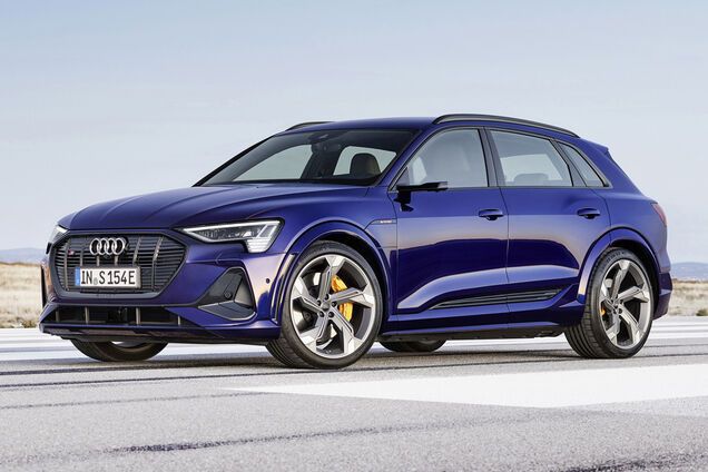 Электрический кроссовер Audi e-tron quattro получил три мотора и стал мощнее. Фото: Audi