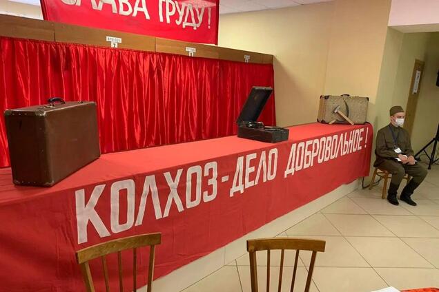 Избирательные участки в России украсили советскими лозунгами