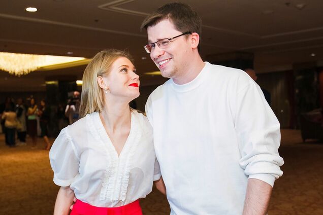 Харламов высмеял слухи о разводе с Асмус: назвал себя тираном и алкашом