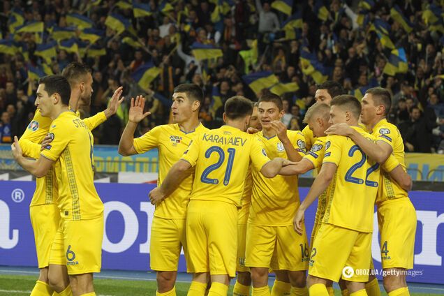 Збірна України з футболу святкує гол