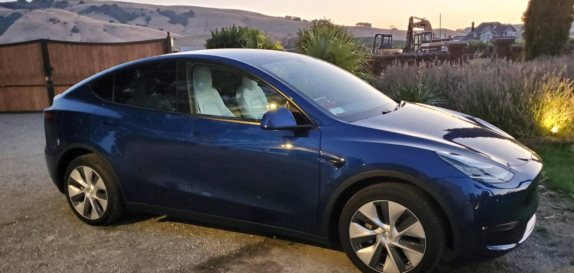 Популярний кросовер Tesla Model Y можна забрати за $4500. Фото: electrek.co