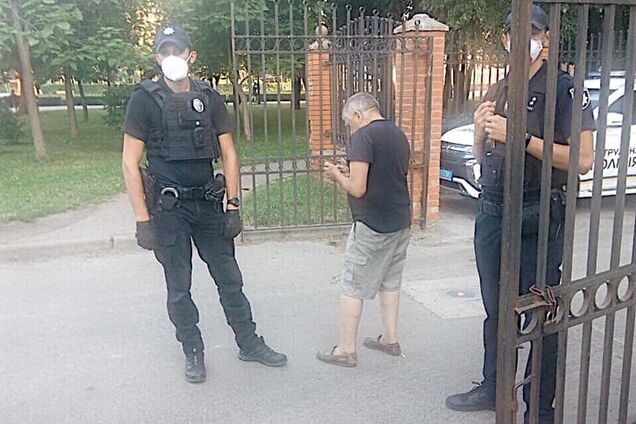 У Києві затримали чоловіка, який 'чіплявся' до хлопчика в туалеті