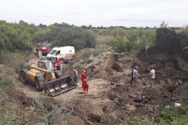У кар'єрі на Київщині трьох чоловіків засипало ґрунтом, є загиблий