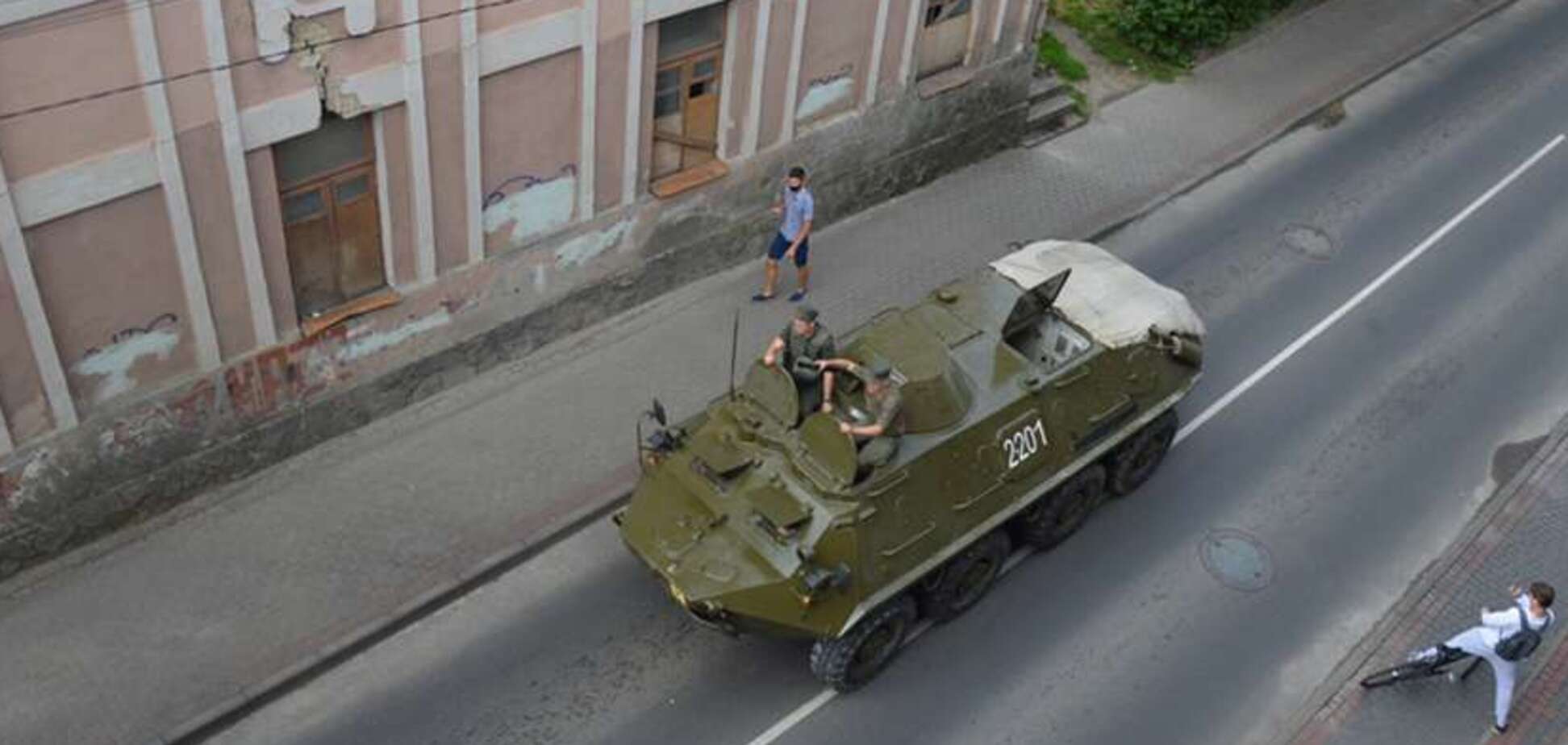 Захоплення заручників у Луцьку: у місті з'явилися БТР і снайпери, дороги перекрито. Фото
