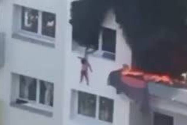 Соседи спасли детей, выпрыгнувших из окна во время пожара