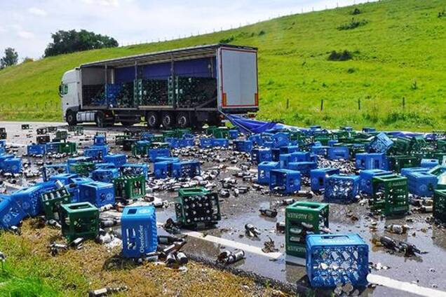 Грузовик разбросал по автомагистрали тысячи бутылок пива. Фото