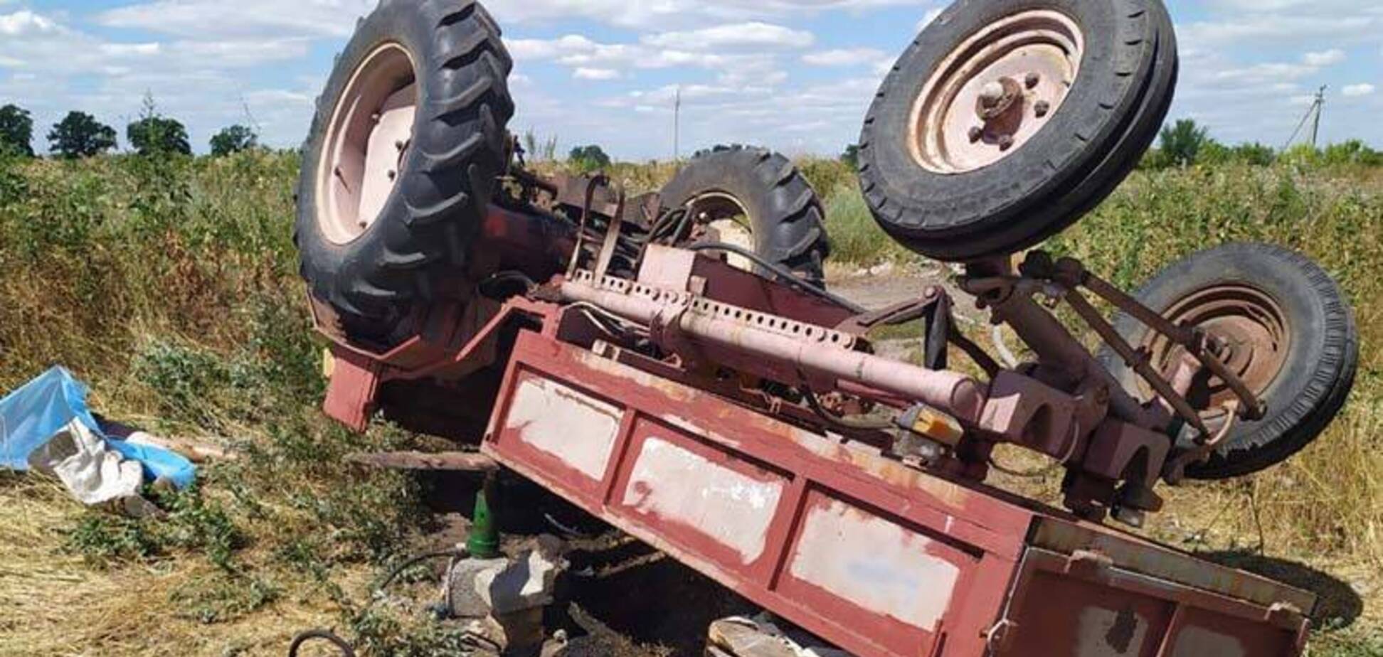 На Днепропетровщине перевернулся трактор с подростками: 16-летний парень погиб на месте. Видео 18+