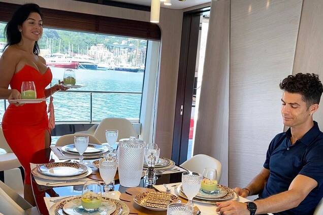 Жена Криштиану Роналду снялась в прозрачном белье и произвела фурор в Instagram