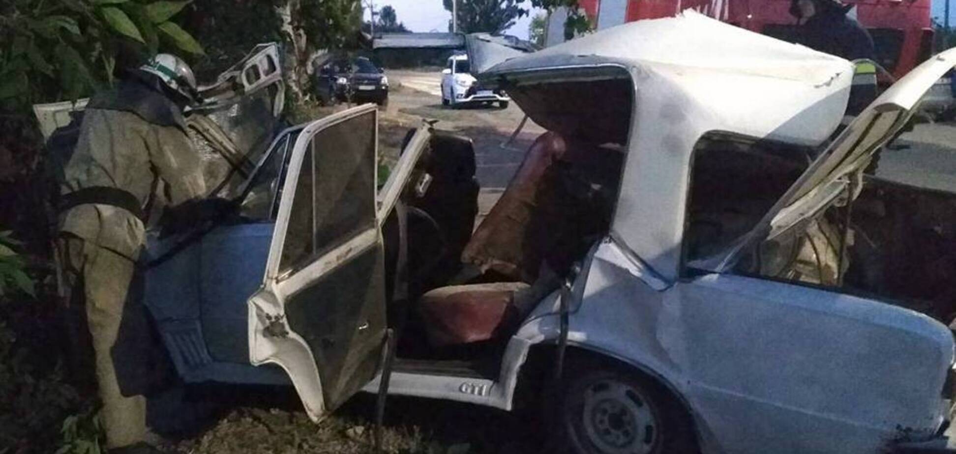 На Днепропетровщине авто на скорости разбилось о дерево: есть погибший и пострадавший. Фото