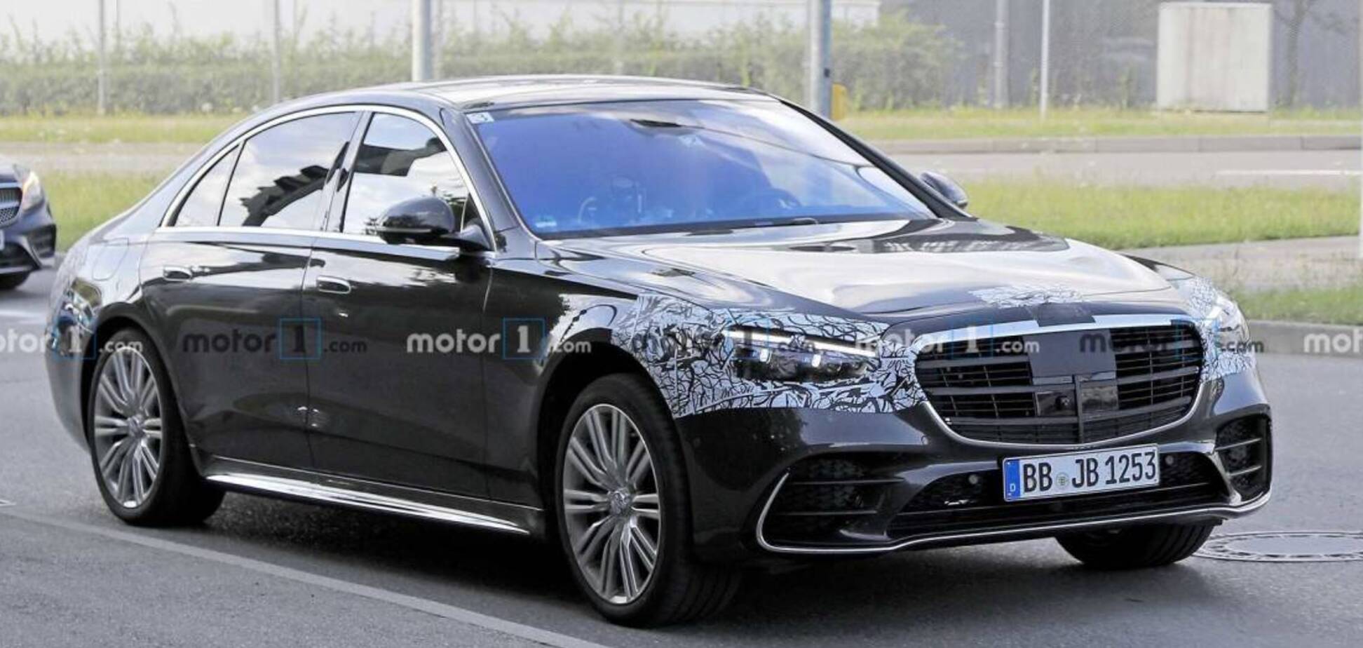 Новый Mercedes S-class поймали на дороге. Фото: Motor1.com