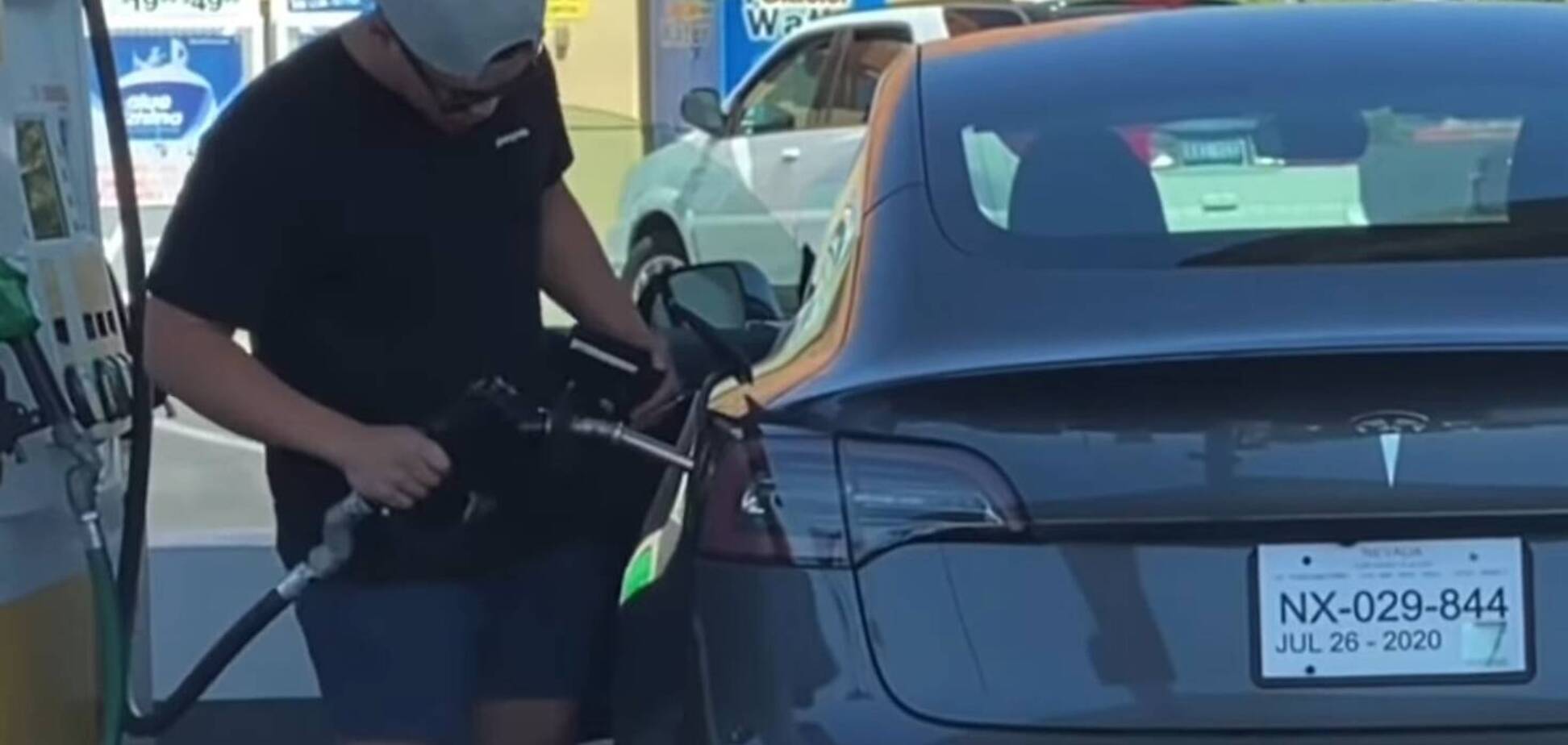 Попытка заправить Tesla Model 3 бензином попала на видео