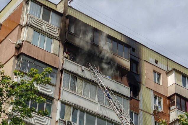 В Киеве вспыхнул масштабный пожар в жилом доме, на балконе сгорела женщина