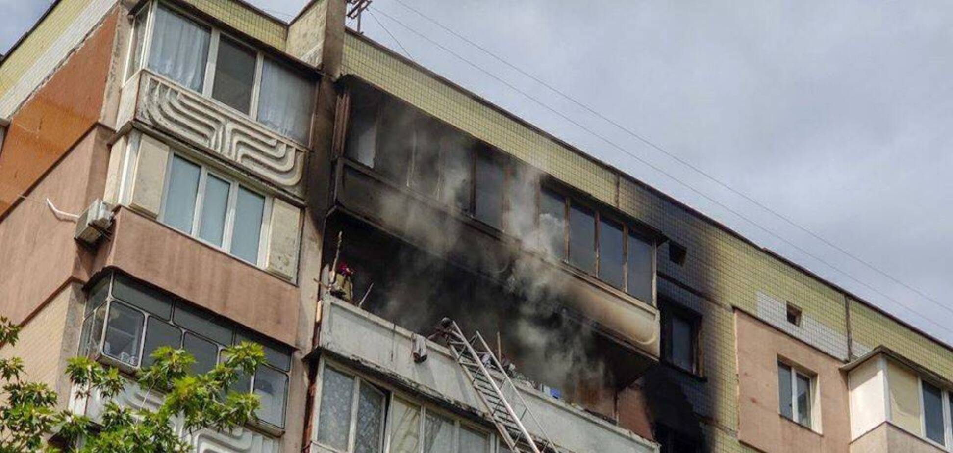 В Киеве вспыхнул масштабный пожар в жилом доме, на балконе сгорела женщина