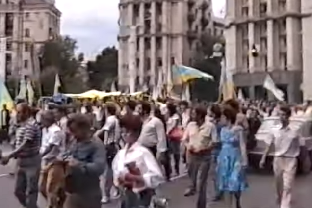 Забужко показала відео історичного підняття українського прапора у Києві 30 років тому