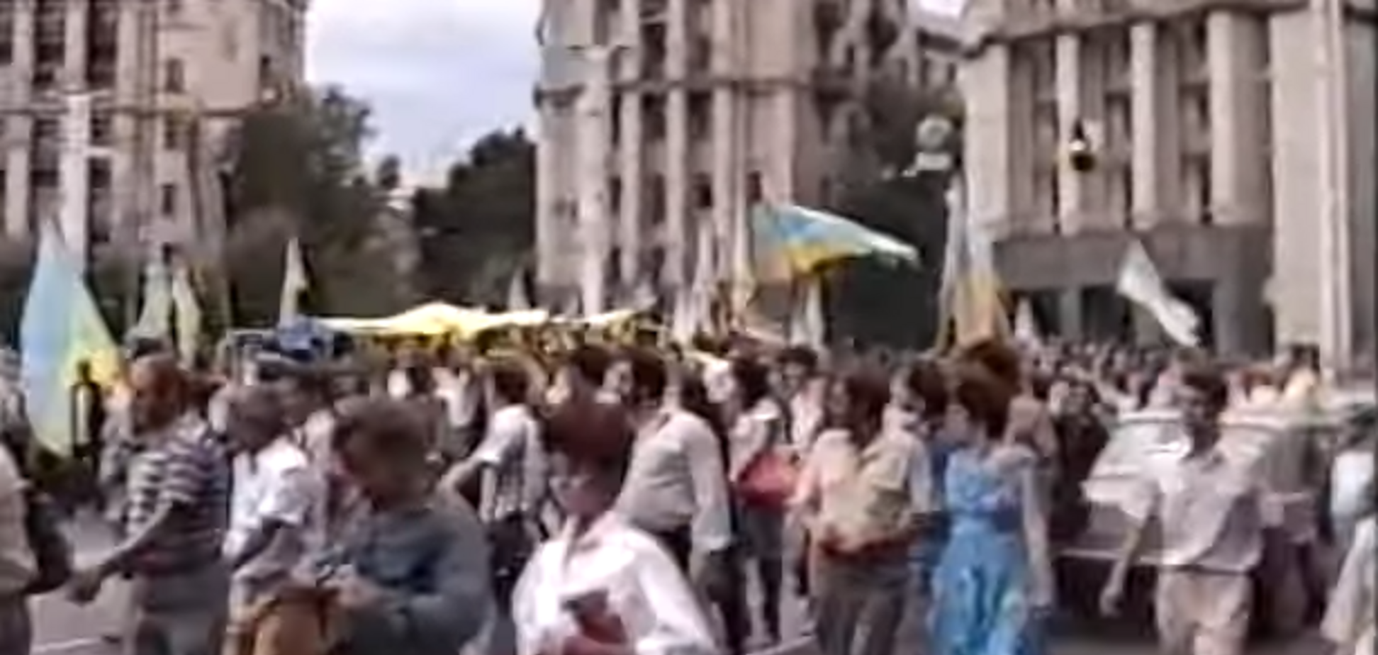 Забужко показала видео исторического поднятия украинского флага в Киеве 30 лет назад