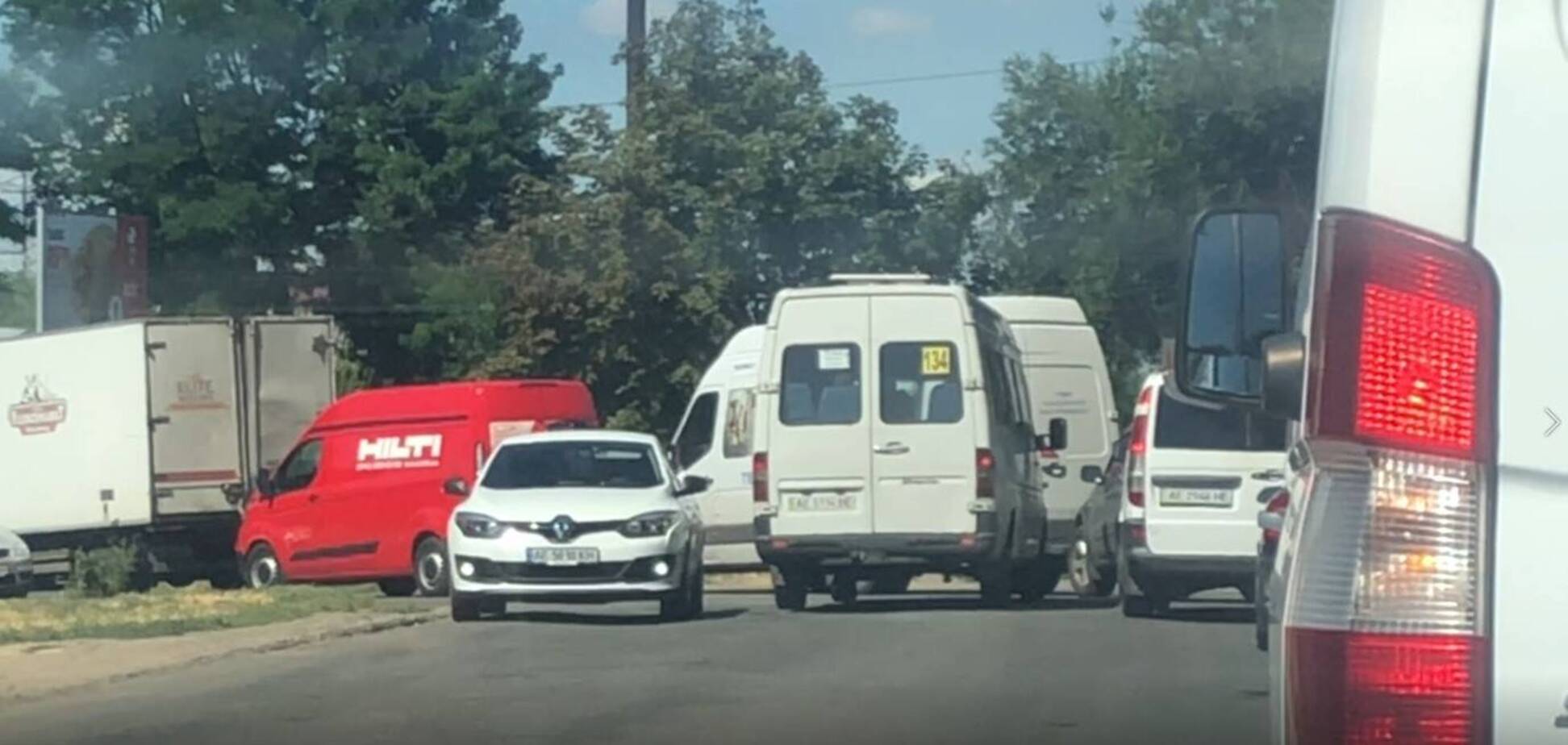 В Днепре маршрутчик выехал на встречную и мешал движению транспорта. Видео