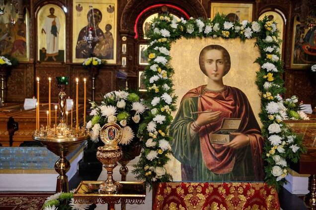 Великомученик Пантелеймон считается покровителем врачей, больных и военных