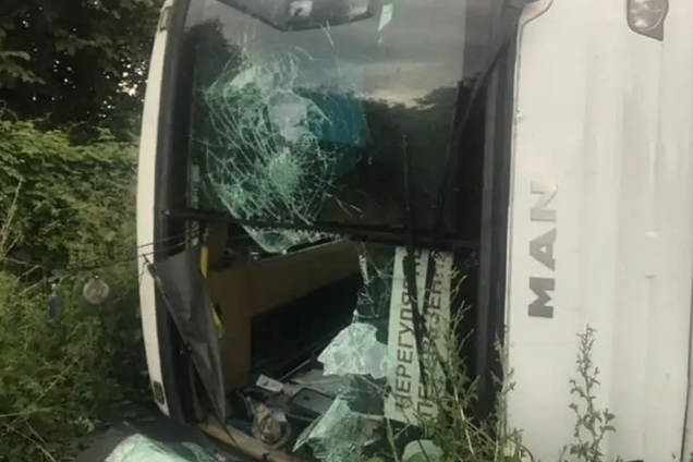 Опубликован момент столкновения автобуса с фурой под Киевом