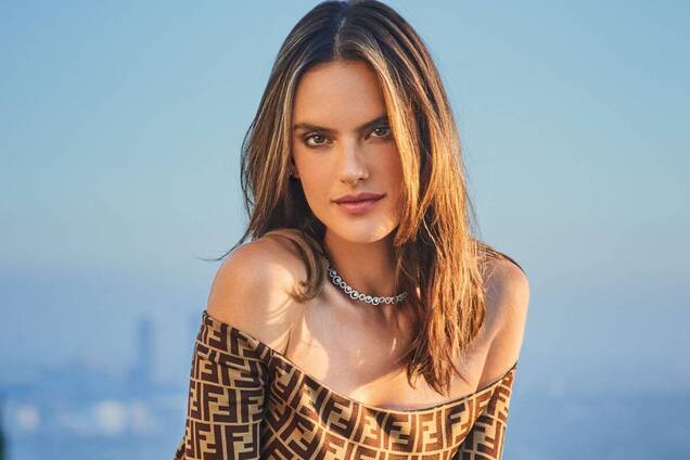 Ангел Victoria's Secret показала стройную фигуру в купальнике