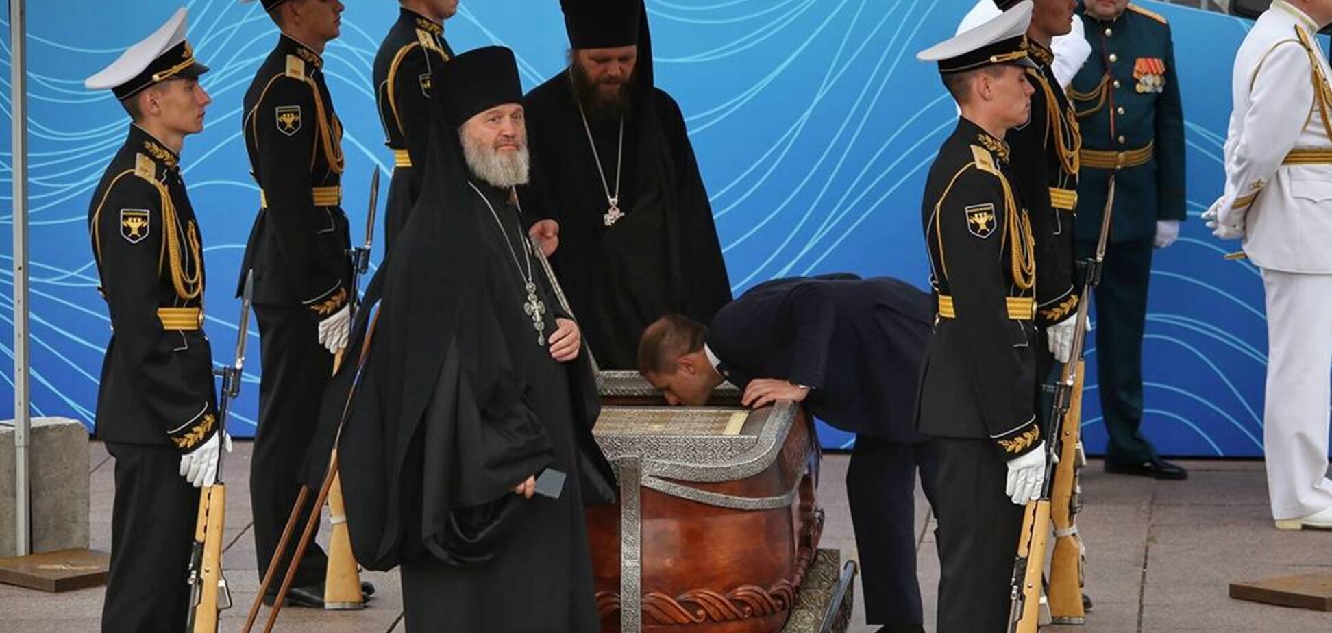 У Пітері на параді до Дня ВМФ виставили труну з останками адмірала Ушакова