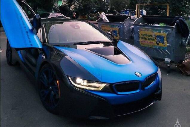 В Україні BMW за $120 000 зняли на фоні мотлоху та сміттєвих баків