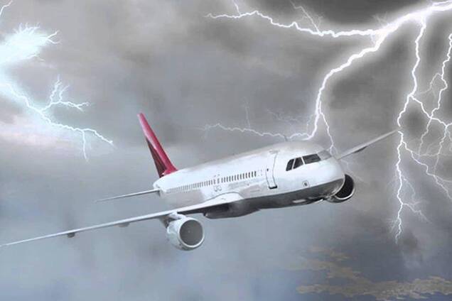 В самолет попала молния