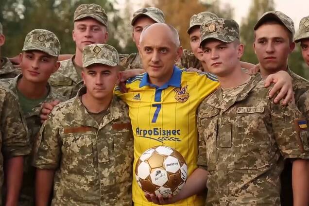 Отстраненный от футбола президент клуба Первой лиги (на фото по центру) спровоцировал драку после матча