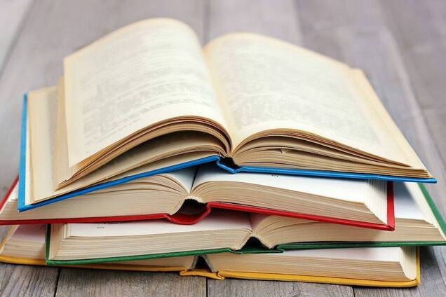 В России обязали убрать из общего доступа книги '18+': что известно о скандальном решении