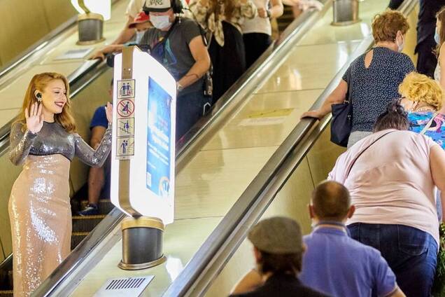 Тина Кароль спела в столичном метро