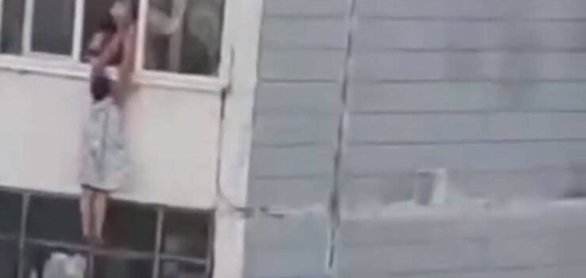 У Запоріжжі врятували жінку, яка повисла на балконі 9-го поверху