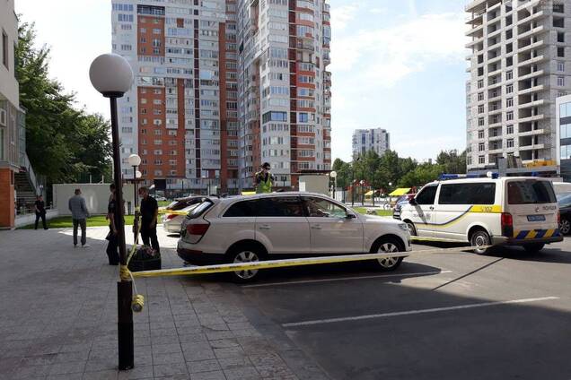 В Харькове мужчина с высотного дома упал на крышу автомобиля. Фото и видео 18+