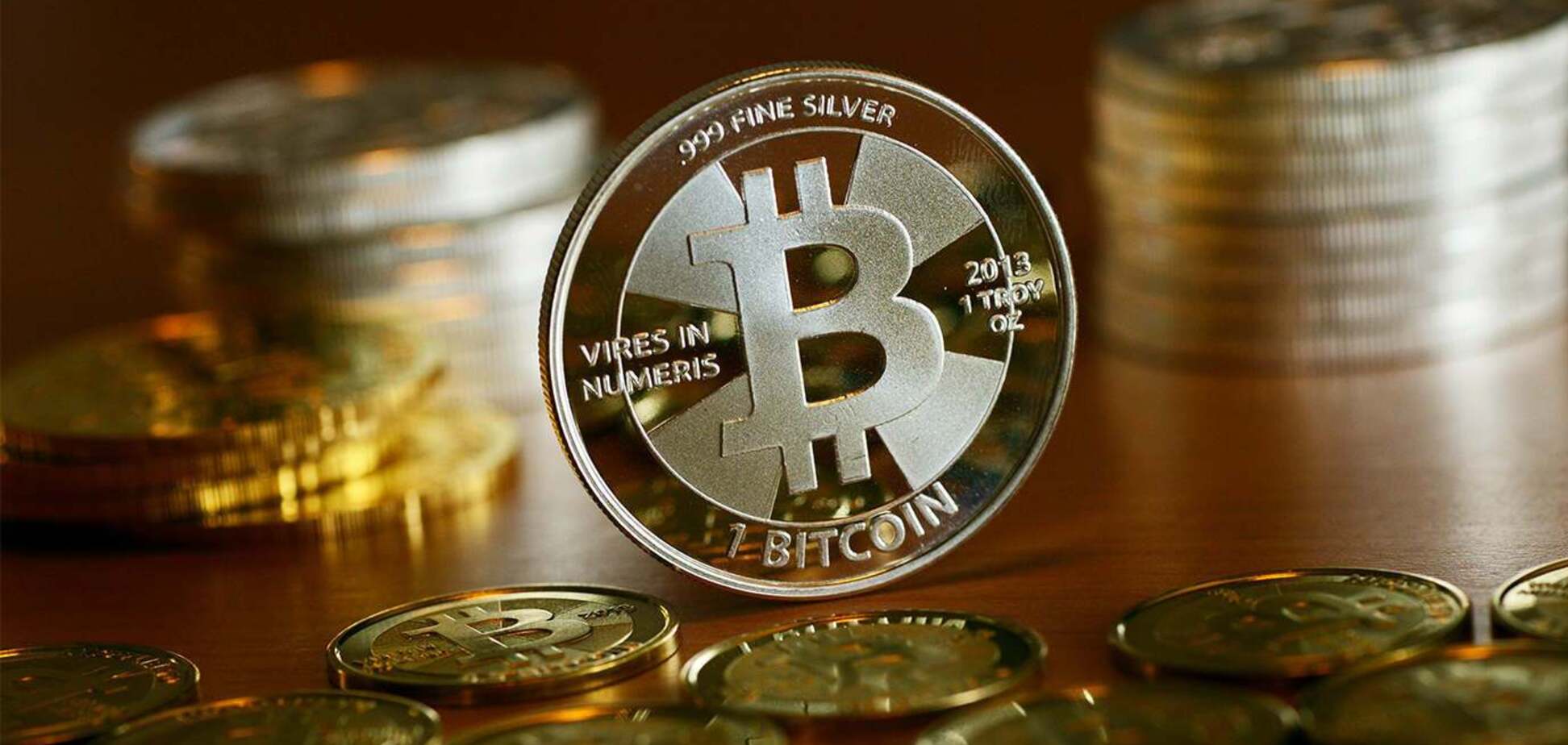 Эксперты объясняют, стоит ли инвестировать в биткоин