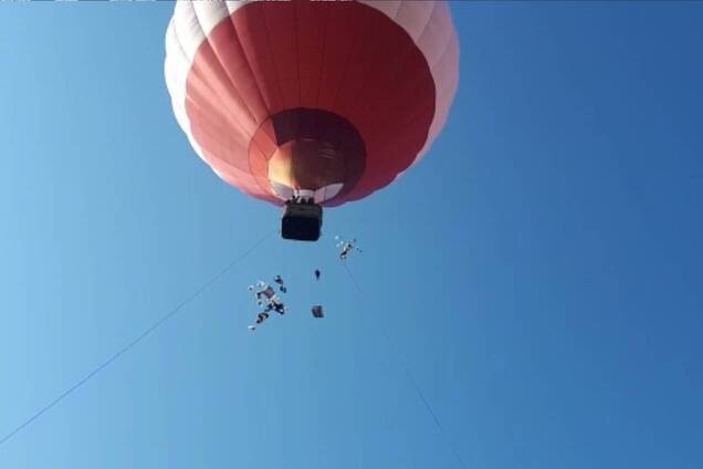 В российском Подмосковье на прохожих высыпали нижнее белье из воздушного шара