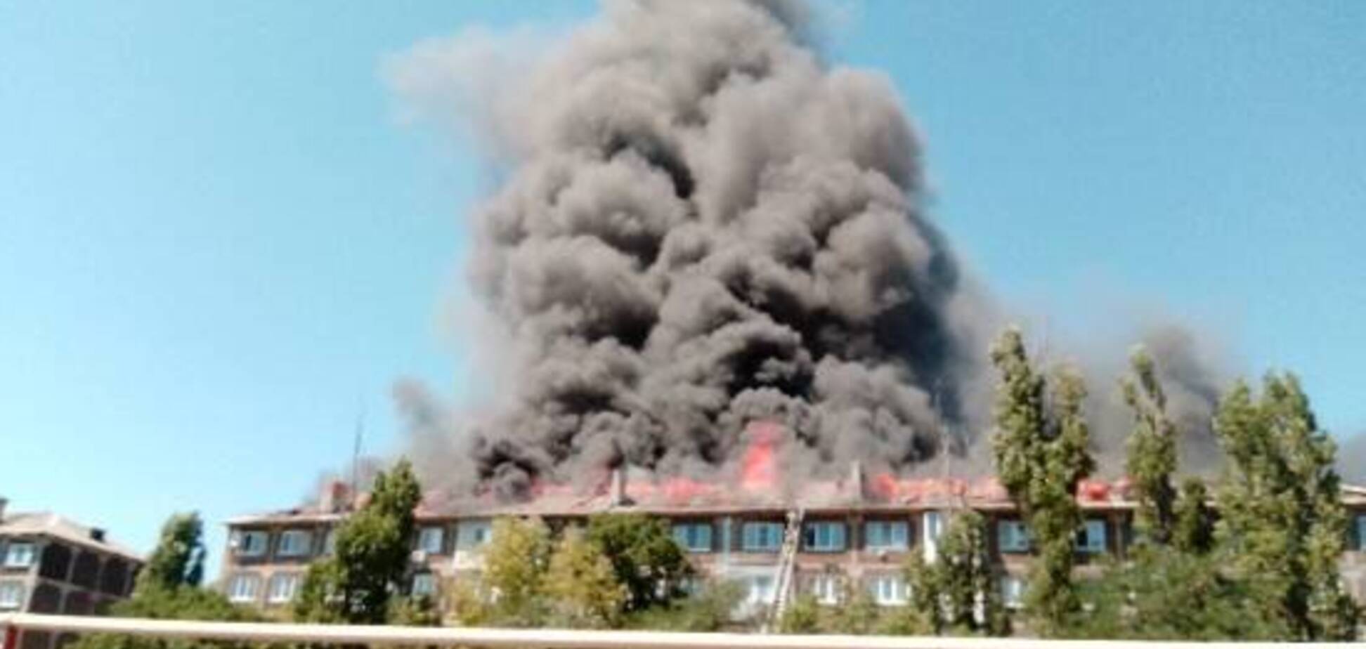 В 'ДНР' вспыхнула многоэтажка: вся крыша в огне. Видео