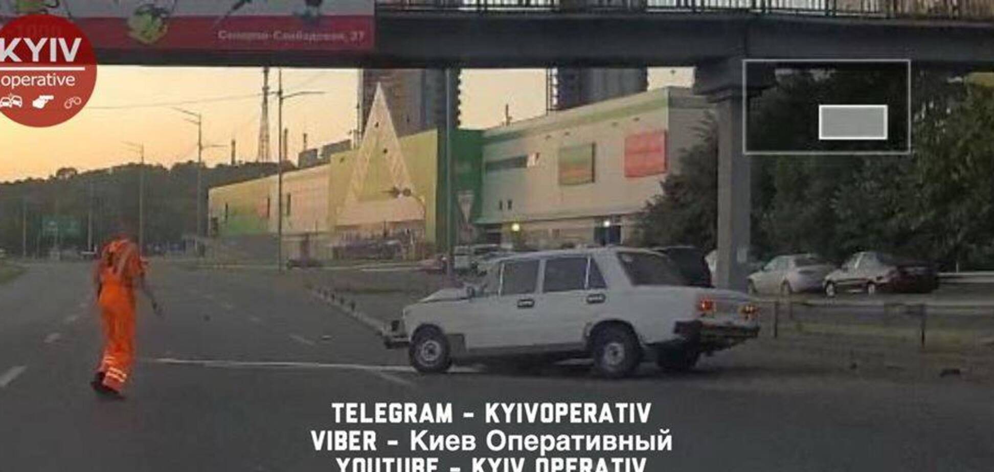 В Киеве авто врезалось в отбойник, пострадали дети