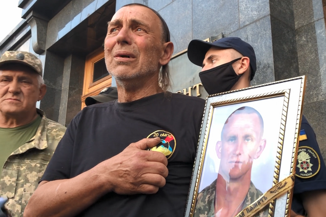 Батько Ярослава Журавля плаче під час гімну України