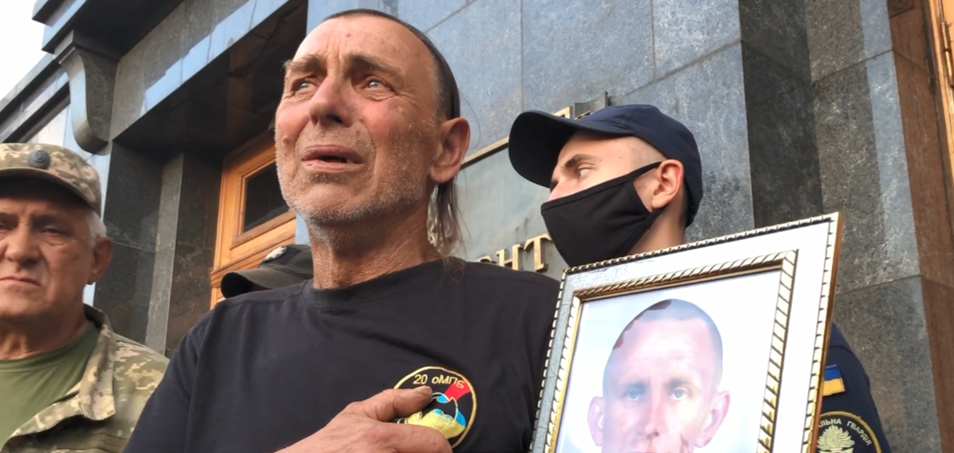 Отец Ярослава Журавля плачет во время гимна Украины