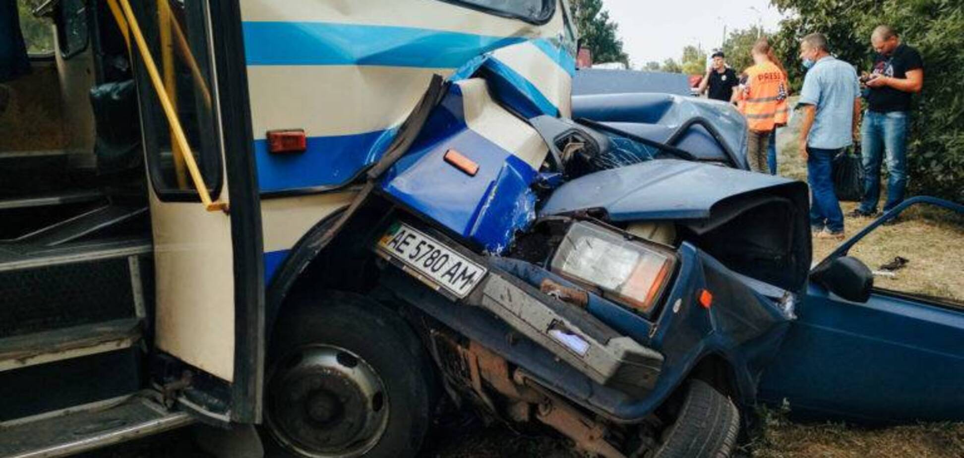 В Днепре авто на скорости влетело в автобус: водителя с остановкой сердца спасли медики