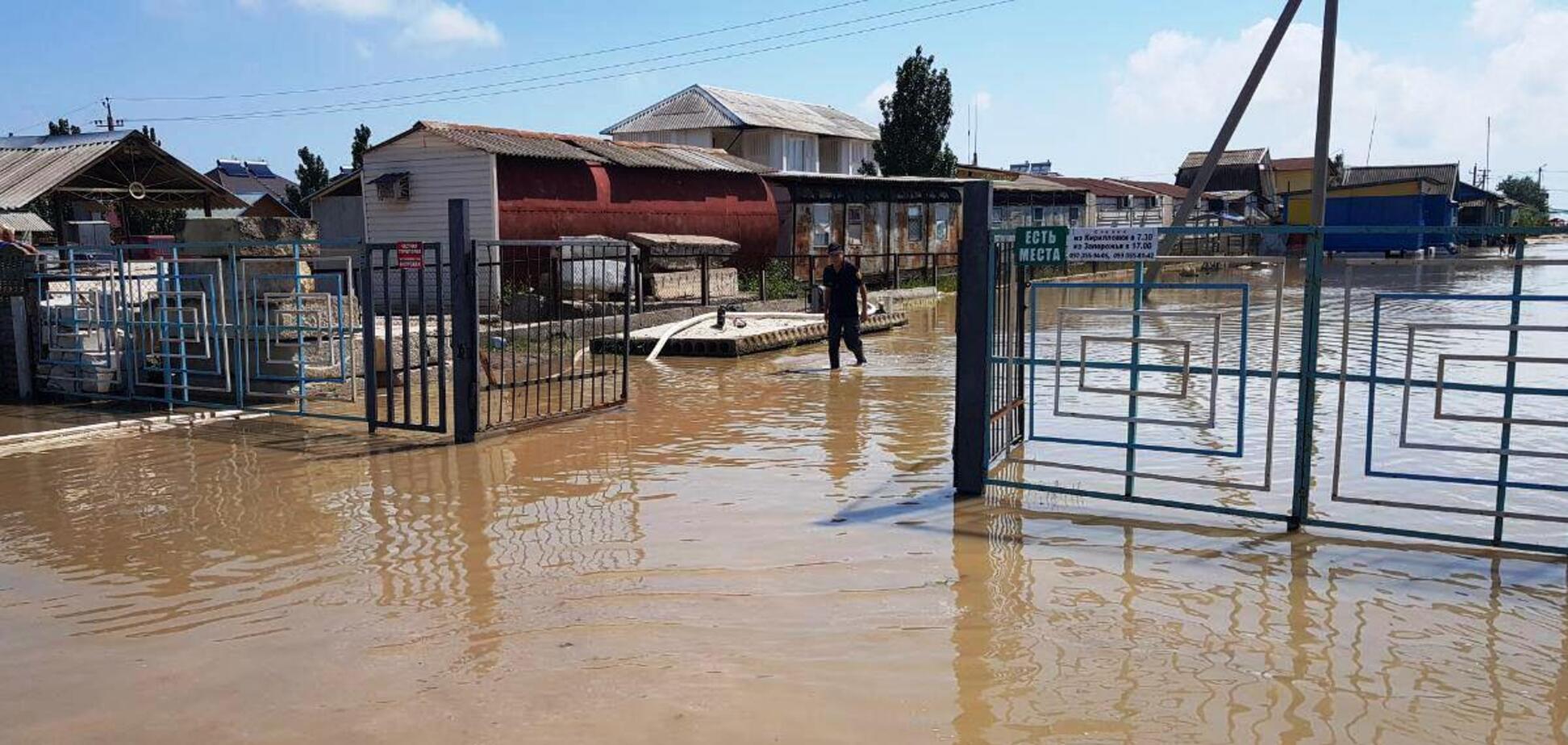 Рятувальники продовжують відкачувати воду із затоплених баз відпочинку в Кирилівці