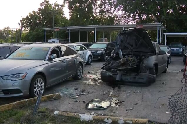 В США водитель залетел на парковку и устроил масштабное ДТП. Скриншот видео