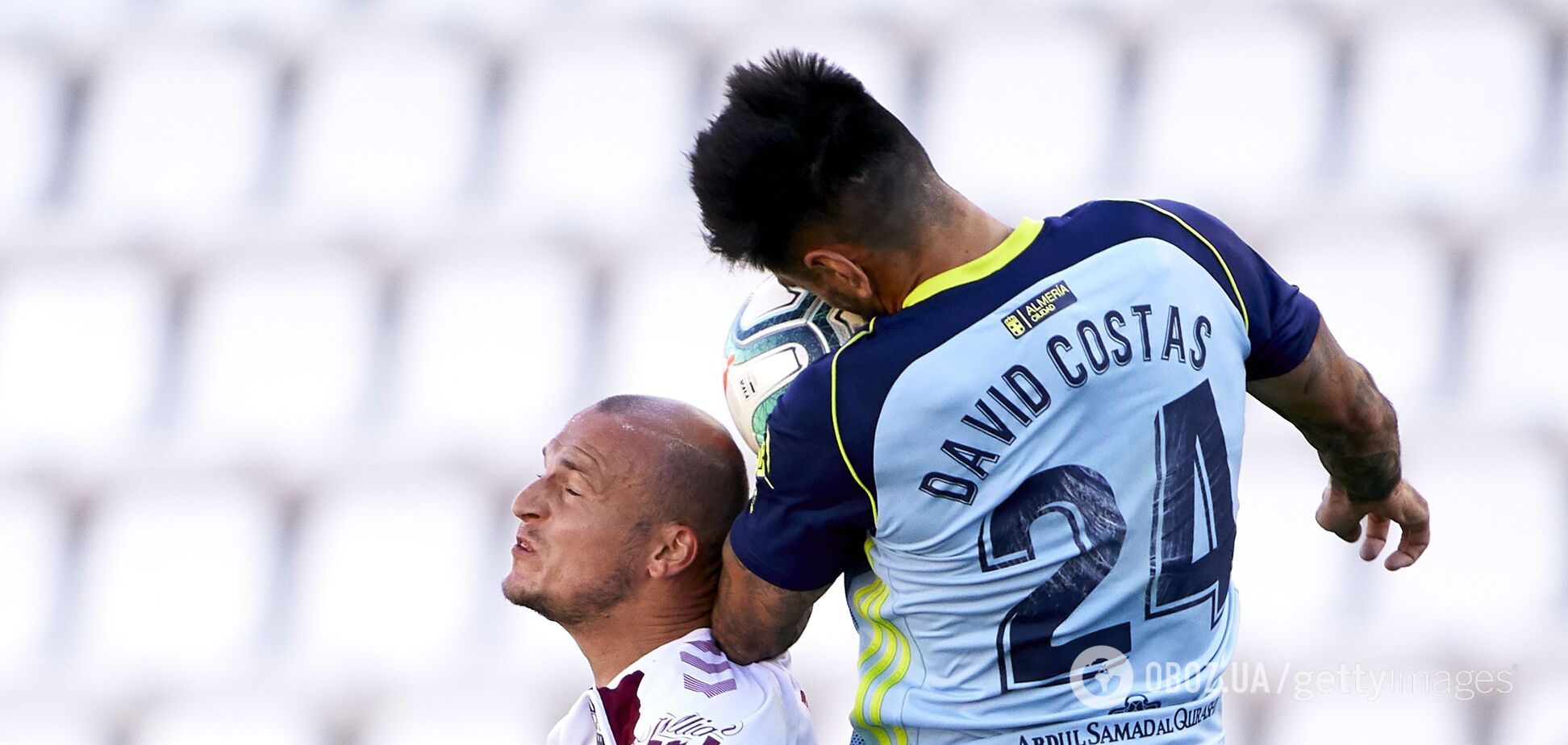 Роман Зозуля против игрока 'Альмерии' Давида Костаса