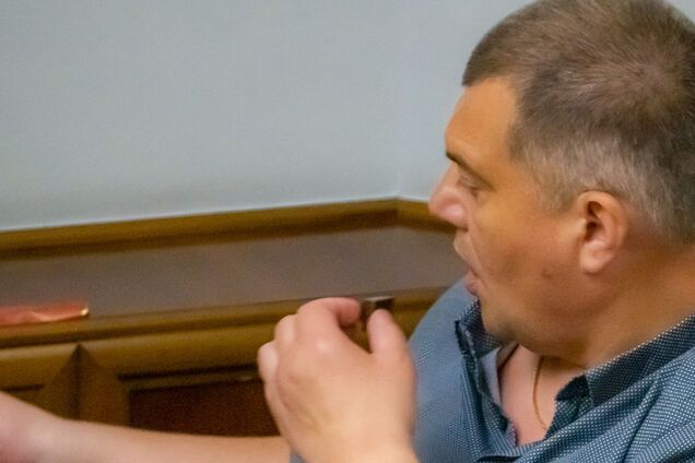 Корявченков їсть батончик Roshen