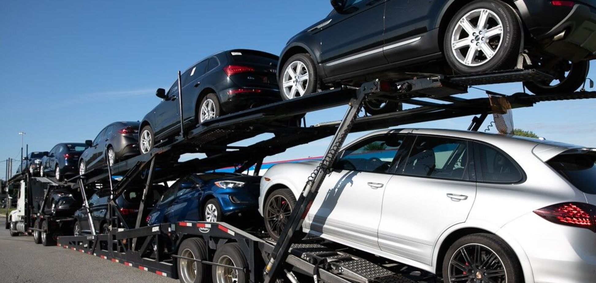 С авто в США возникли проблемы: они не продаются и стареют