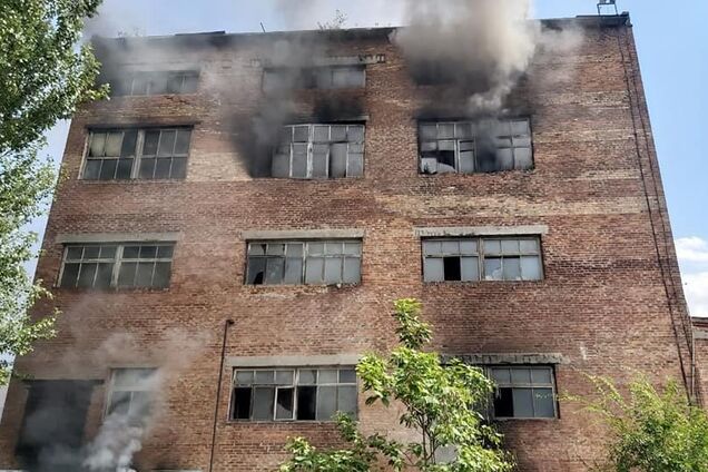 У Дніпрі загорівся завод. Фото і відео масштабної пожежі
