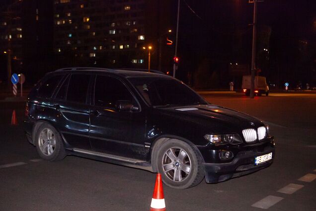 В Днепре авто сбило ребенка на глазах у родителей: его увезла скорая. Фото